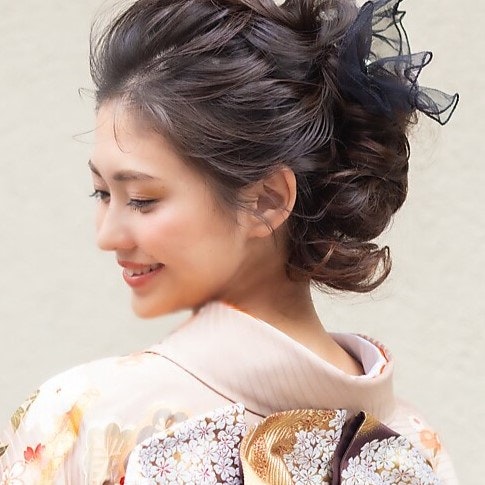 前髪なしの2025年成人式ヘアガイド。形や髪の長さから選ぶ旬のスタイルのサムネイル画像