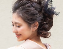 前髪なしの2025年成人式ヘアガイド。形や髪の長さから選ぶ旬のスタイル