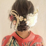 【ミディアム向け】2025年の成人式はこんなヘアアレンジで。晴れ姿に似合う髪型特集