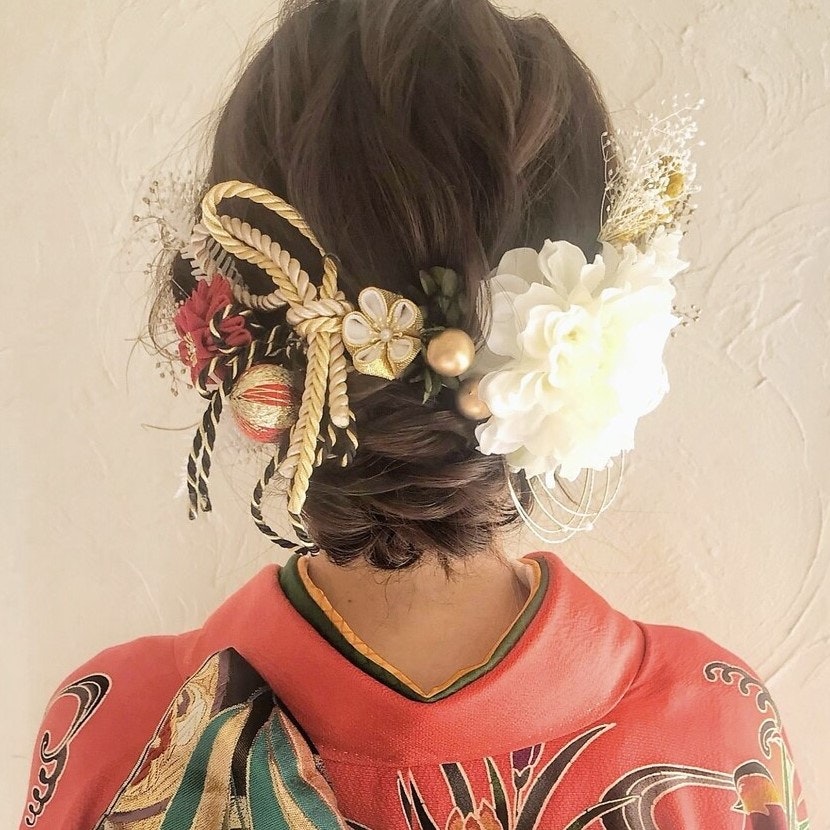 【ミディアム向け】2025年の成人式はこんなヘアアレンジで。晴れ姿に似合う髪型特集のサムネイル画像