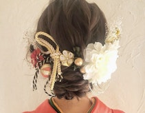 【ミディアム向け】2025年の成人式はこんなヘアアレンジで。晴れ姿に似合う髪型特集