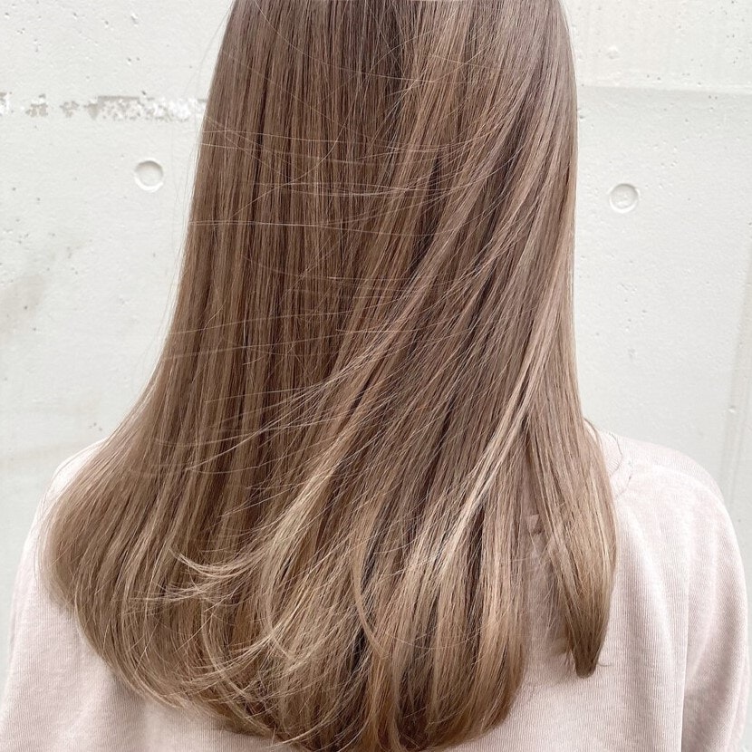 ミルクティーベージュの色落ちはどうなる?ブリーチ別の過程や長く髪色を楽しむ方法のサムネイル画像