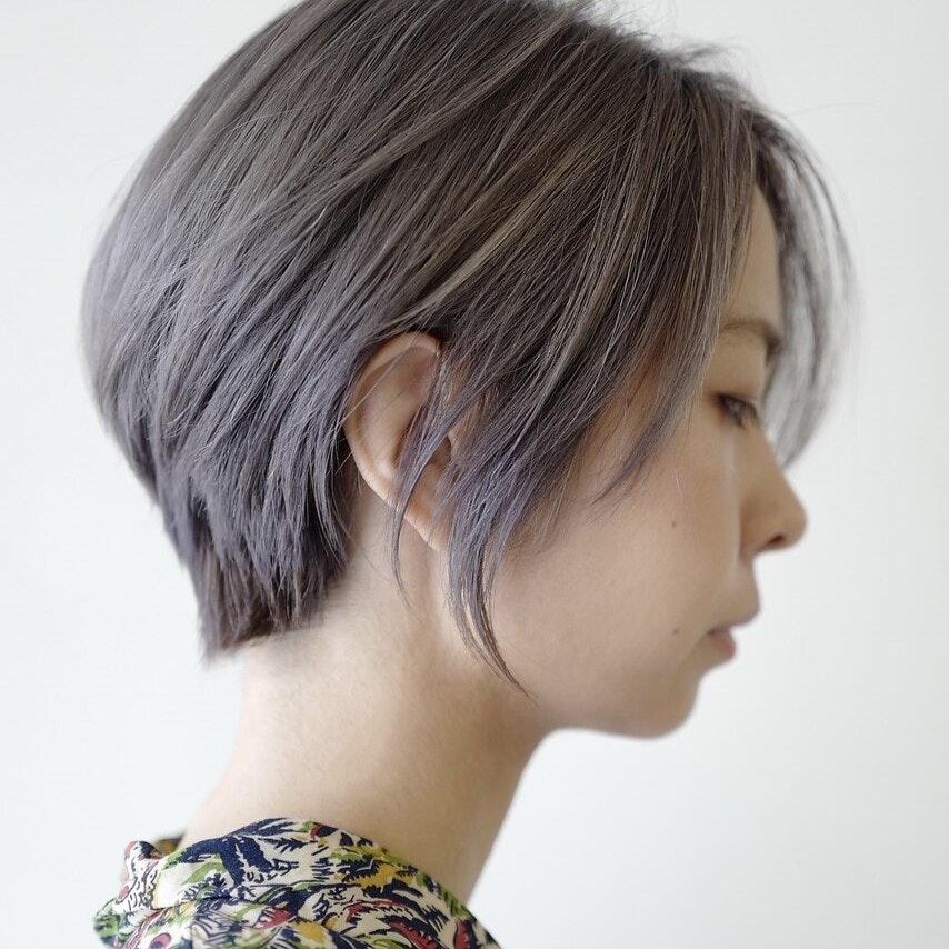 シルバーグレージュってどんな髪色？ブリーチ回数のポイントからヘアカラー見本までのサムネイル画像