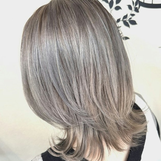 ホワイトグレージュってどんな髪色？ヘアカラー実例からブリーチ回数 