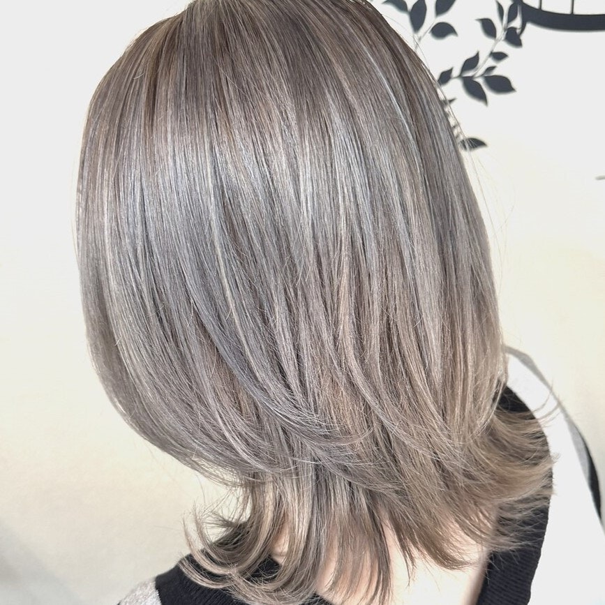 ホワイトグレージュってどんな髪色?ヘアカラー実例からブリーチ回数、維持方法までのサムネイル画像