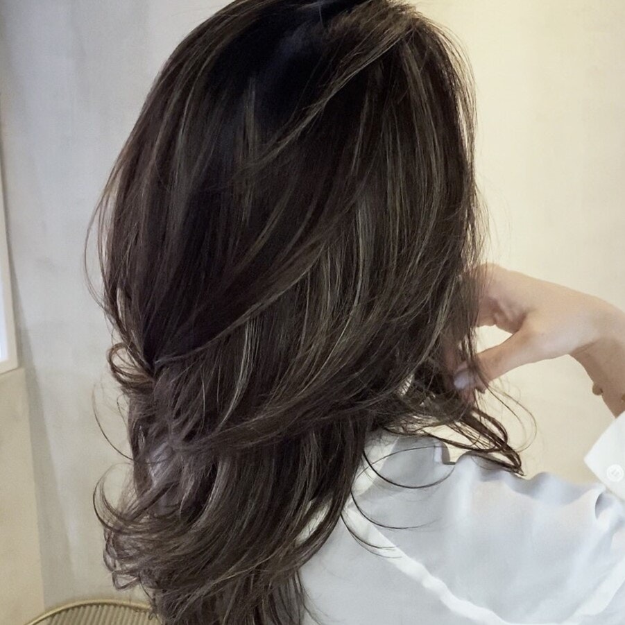 30代のグレイヘア入門。白髪との向き合い方と参考スタイルガイドのサムネイル画像