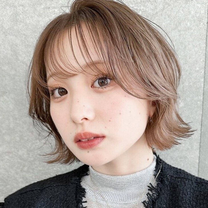 丸顔に似合う髪型は？お悩み解消のポイントとレングス別ヘアカタログ