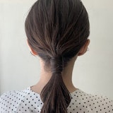 一つ結びアレンジの基本と応用。おしゃれ見えのコツ&長さ別のスタイルを紹介