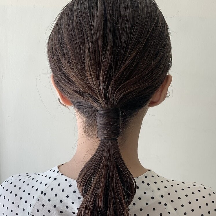 一つ結びアレンジの基本と応用。おしゃれ見えのコツ&長さ別のスタイルを紹介のサムネイル画像