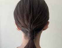 一つ結びアレンジの基本と応用。おしゃれ見えのコツ&長さ別のスタイルを紹介