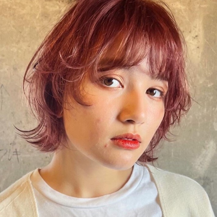 カシスってどんな髪色?ブリーチ有無の違いからカシスカラーのバリエーションまでのサムネイル画像