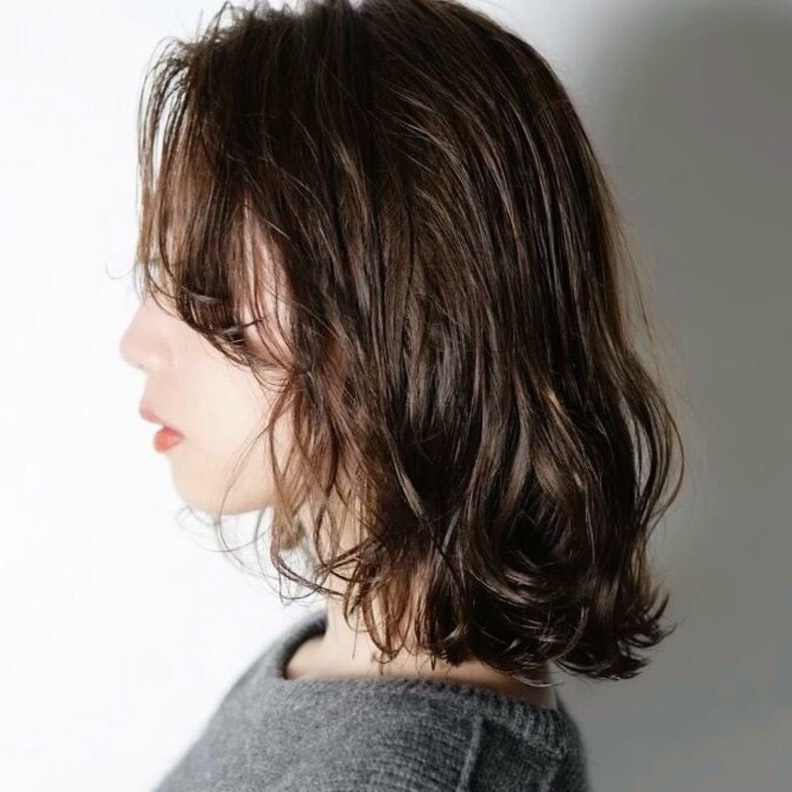 50代向けお手入れ楽ちんミディアムヘア。パッと決まる髪型選びのポイントは？のサムネイル画像