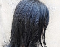 ブルーブラックの髪色サンプル集。色味やブリーチ有無の仕上がり比較&色落ちも解説