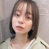 オリーブベージュってどんな髪色？特徴から明るめ暗めのカラーサンプル集まで