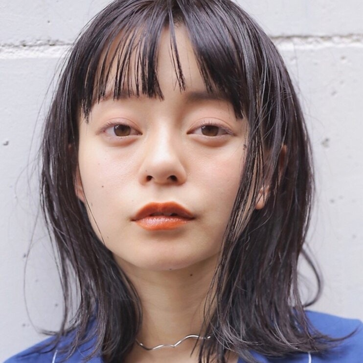 パープルブラックってどんな髪色？ブリーチ有無やレングスで見る参考カタログ集のサムネイル画像