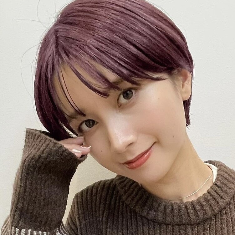 ワインレッドってどんな髪色?ブリーチや色落ち、明るさ別カラーサンプル集のサムネイル画像