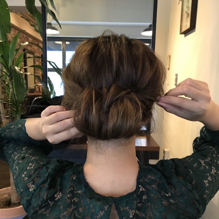 結婚式のお呼ばれ髪型カタログ スタイリストが簡単セルフヘアアレンジを伝授します ホットペッパービューティーマガジン