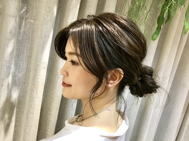 おしゃれなお団子ヘアアレンジ特集 手抜きに見えないルーズ感がポイント ホットペッパービューティーマガジン