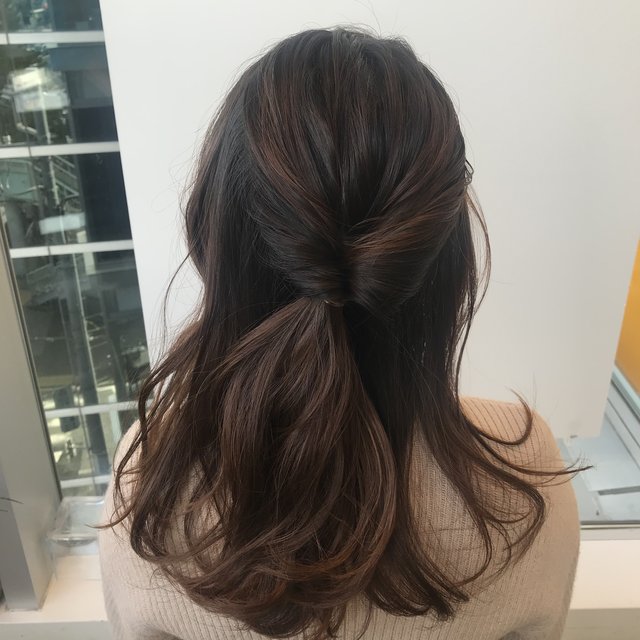 くるりんぱのコツ 形 レングス 髪型に幅が効く簡単アレンジ大全 ホットペッパービューティーマガジン くるりんぱのコツ 形 レングス 髪型に幅が効く簡単アレンジ大全 ホットペッパービューティーマガジン