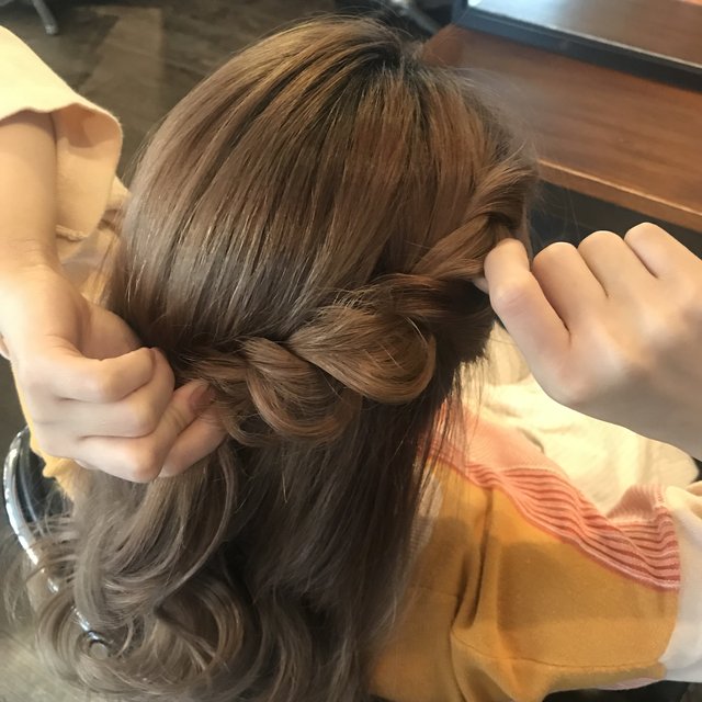 丸顔さんに似合うヘアアレンジのやり方を解説 簡単にできるおしゃれ見せスタイルをピックアップ ホットペッパービューティーマガジン