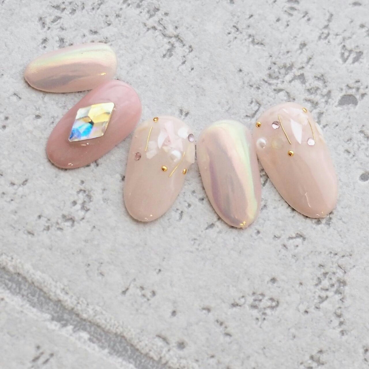 ストーンネイルの8大デザインバリエーションを公開。セルフ派のポイントもレクチャーのサムネイル画像