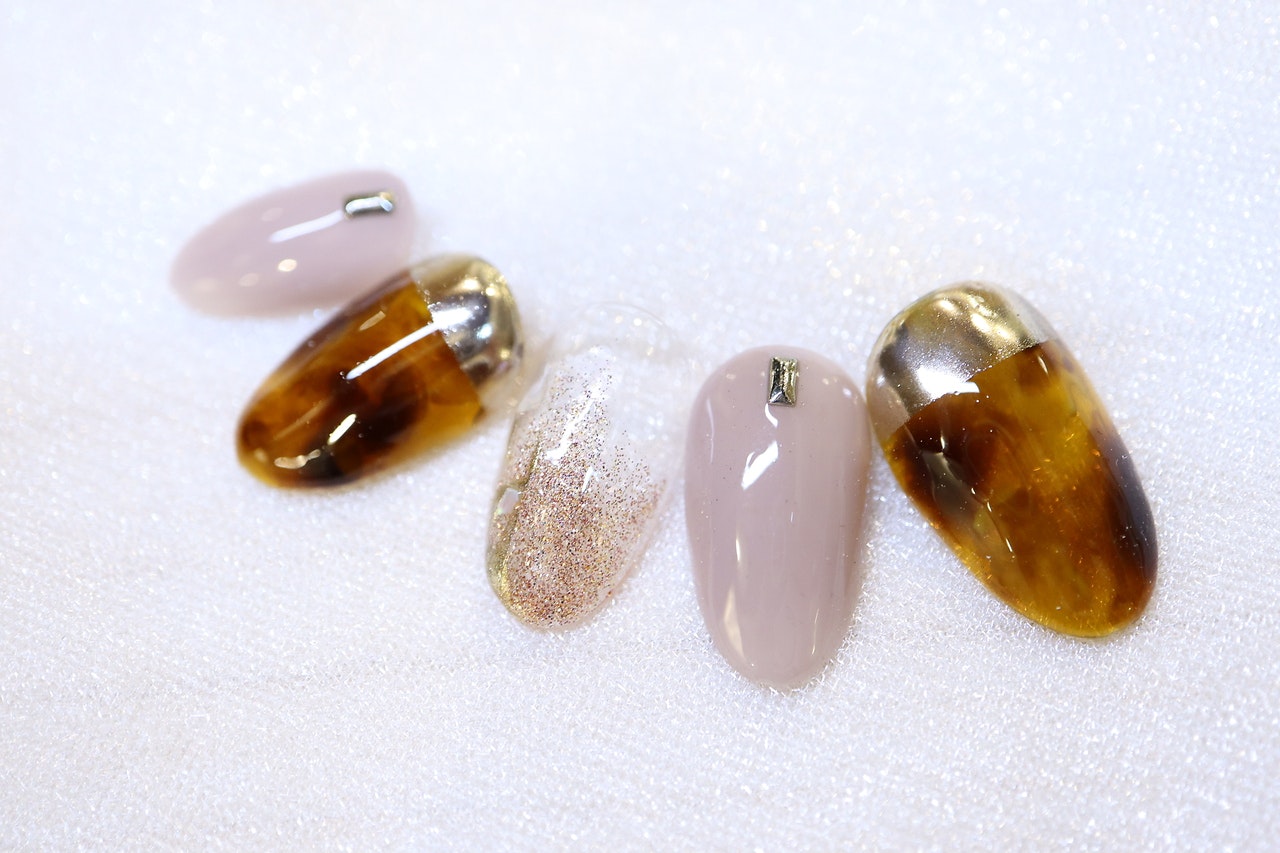 べっ甲ネイルで指先から大人っぽ♡レトロで可愛いおすすめデザインとカラーを大特集!のサムネイル画像