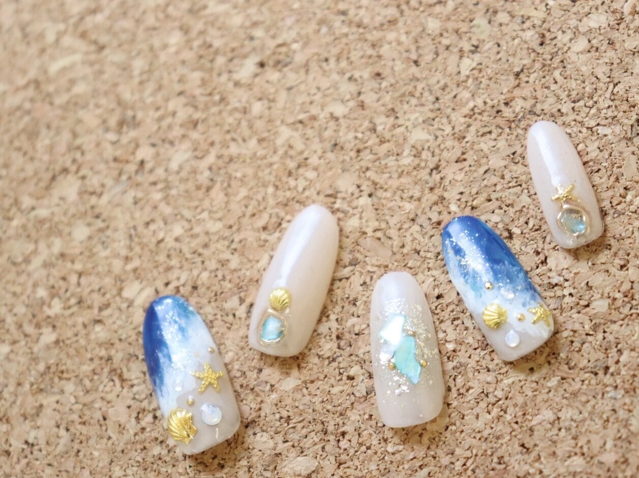 貝殻ネイルでマリンな指先に 3つのデザインパターンとサンプル集 ホットペッパービューティーマガジン 貝殻ネイルでマリンな指先に 3つのデザインパターンとサンプル集 ホットペッパービューティーマガジン