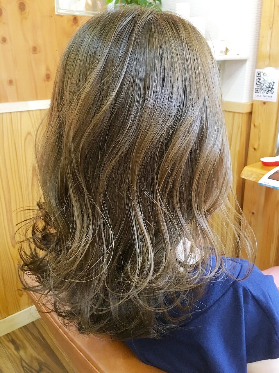 〜LaLa Terrace流〜ハイゴールドアッシュ×ゆるふわ外ハネミディ