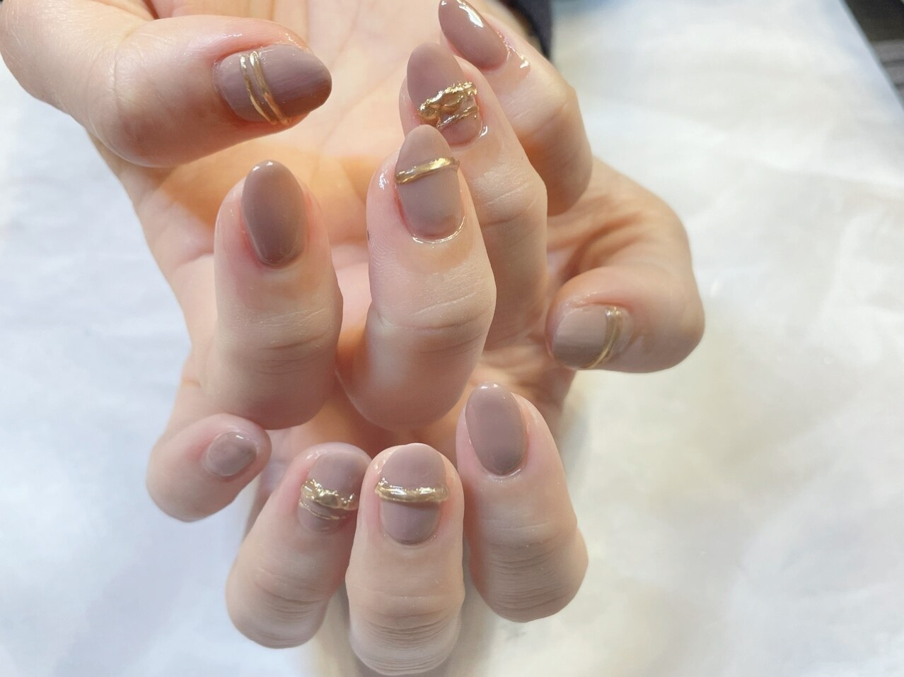 ミラーネイルにはどんなデザイン がある ネイルの特徴 定番からおすすめデザインまで ホットペッパービューティーマガジン