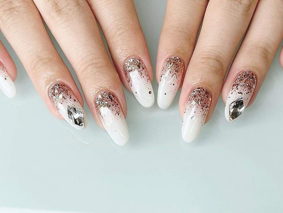 ワンホンネイルとは?2023年のトレンドデザインと一緒にチェックのサムネイル画像