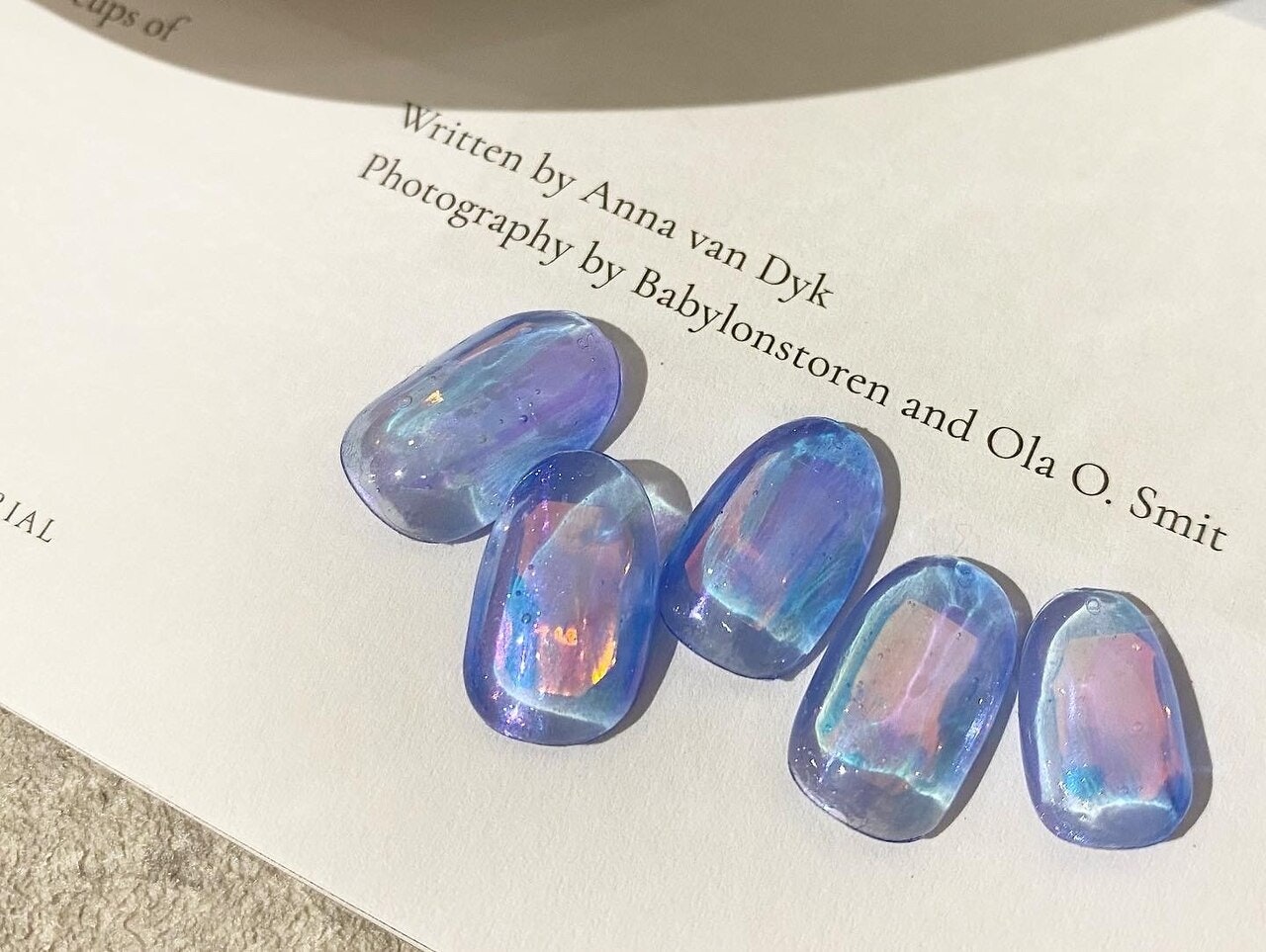 オーロラネイルデザイン50選。パウダーやフィルムでつくる簡単セルフネイル術ものサムネイル画像