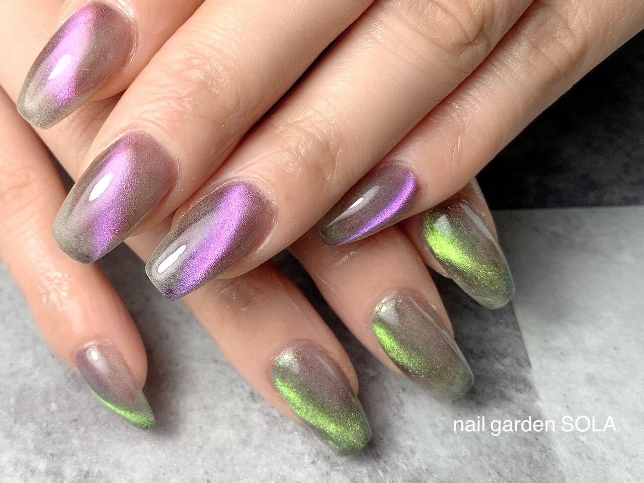 マグネットネイルの不思議な輝きに夢中 デザインの魅力やカラー別おすすめカタログまで ホットペッパービューティーマガジン マグネットネイルの不思議な輝きに夢中 デザインの魅力やカラー別おすすめカタログまで ホットペッパービューティーマガジン