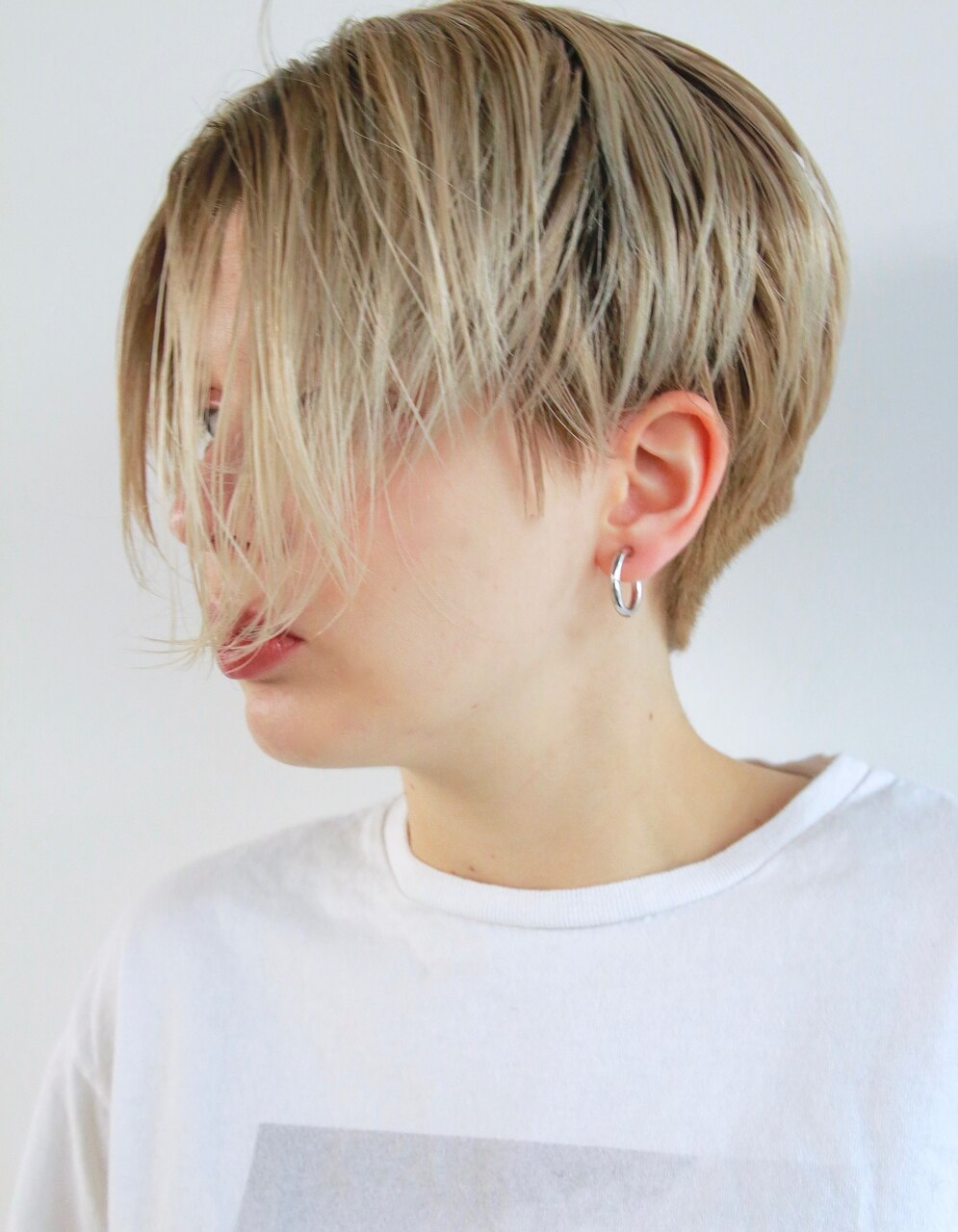 ブリーチカラーでハイトーンショートを楽しむ