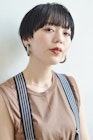 アッシュカラーの厚めバングのエッジショート