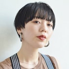 アッシュカラーの厚めバングのエッジショート