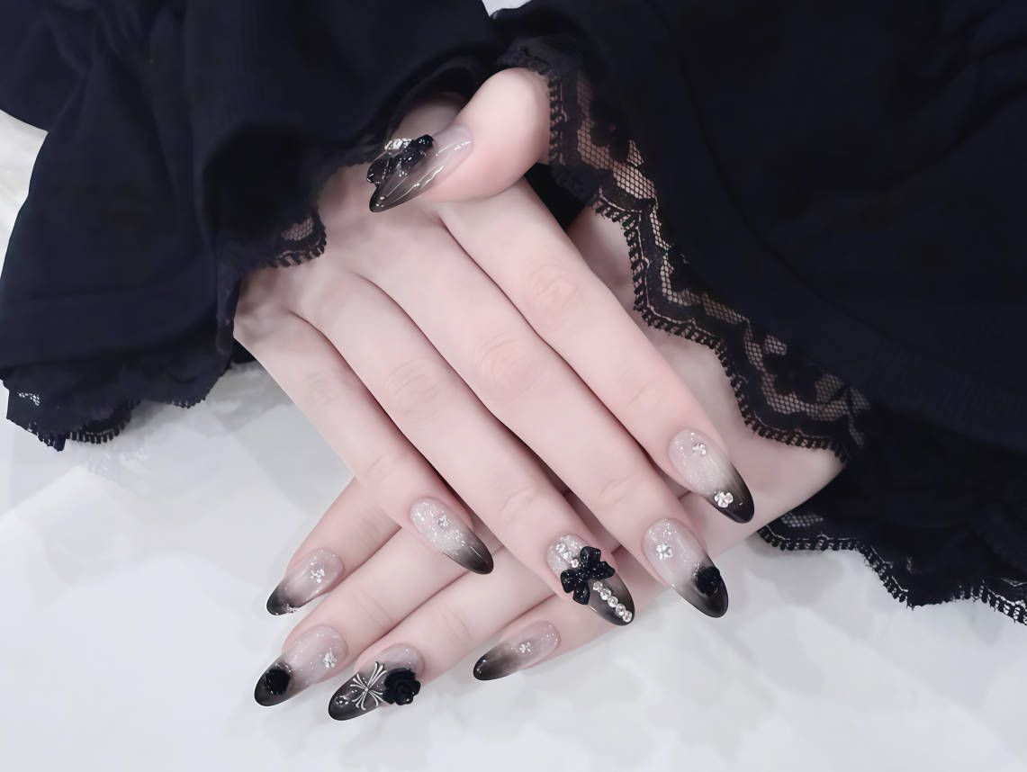 ゴシック風黒グラデの薔薇ネイル