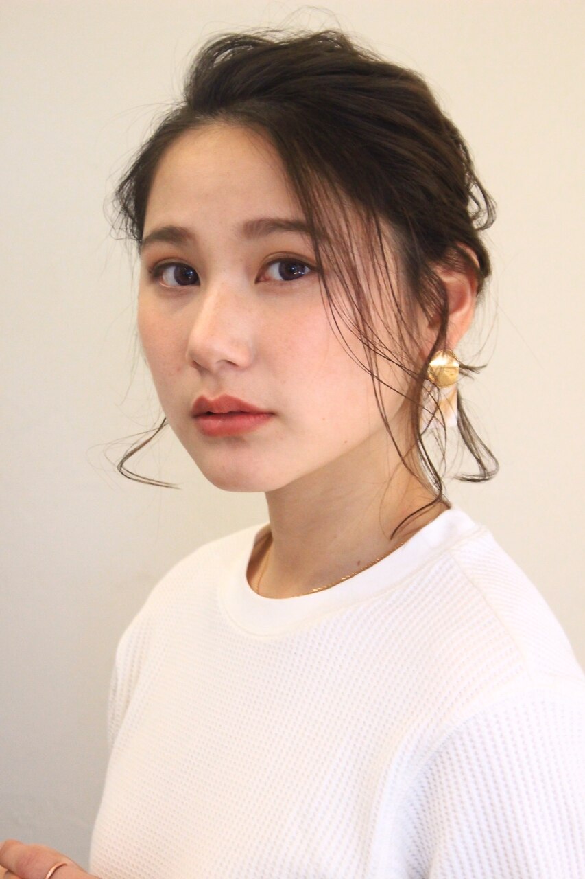 ベース顔さんのアレンジは 後れ毛づかい にあり 美人顔に見せるおすすめスタイル特集 ホットペッパービューティーマガジン ベース顔さんのアレンジは 後れ毛づかい にあり 美人顔に見せるおすすめスタイル特集 ホットペッパービューティーマガジン