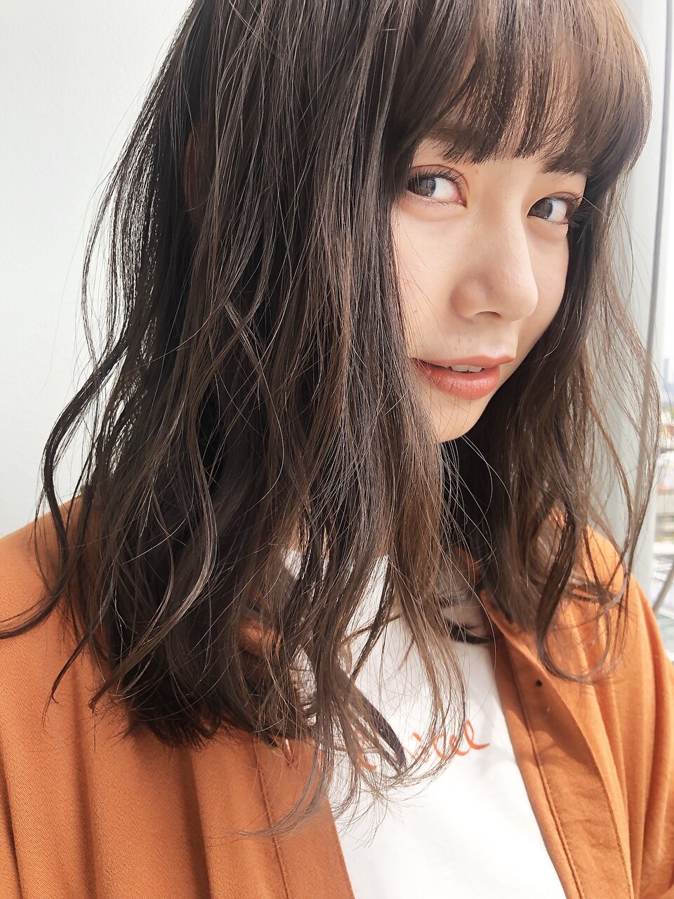 “柔らかさ”と“透明感”のミルクティーベージュ×ゆるウェーブ