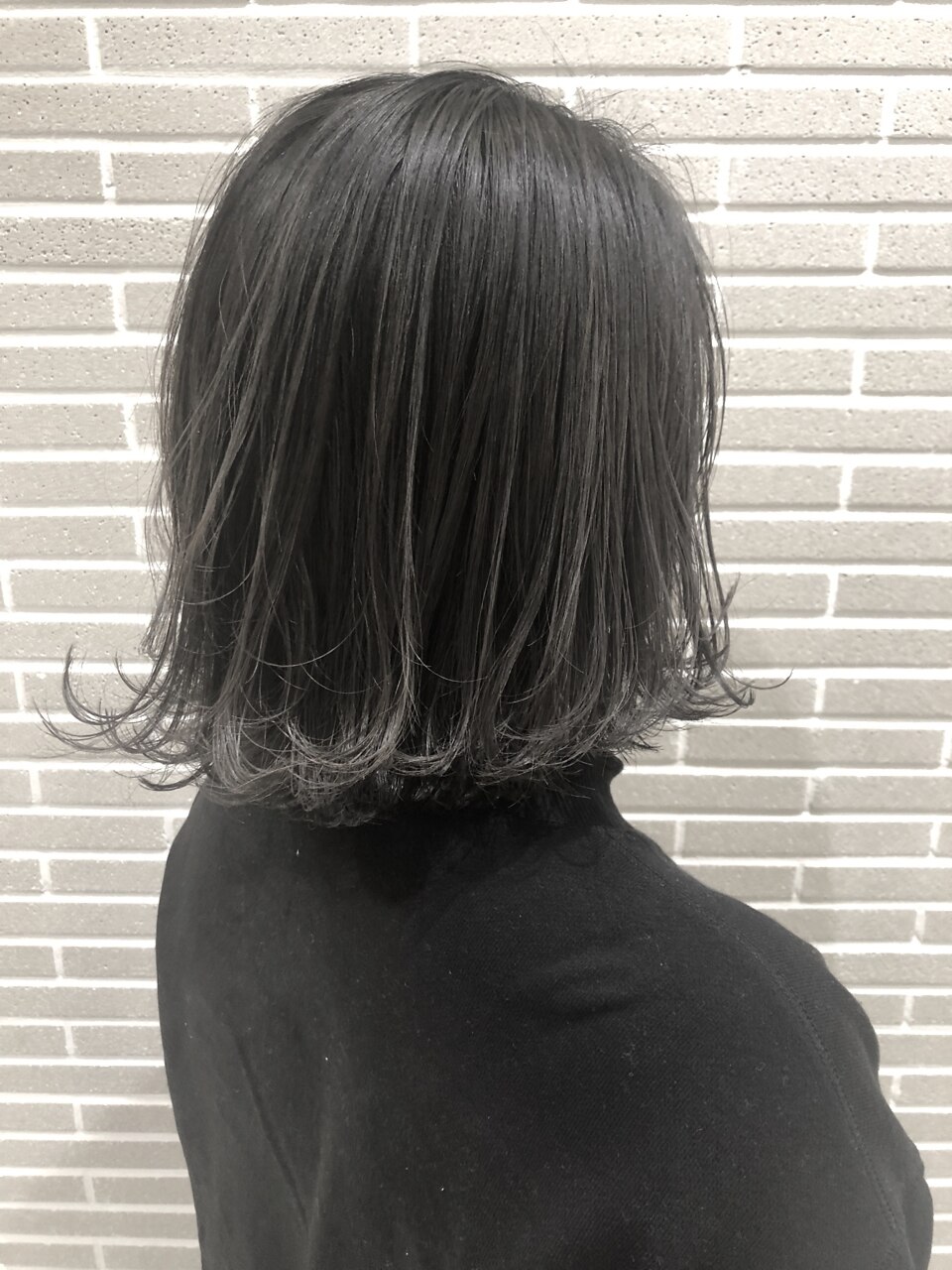 根元暗めなシルバーグレージュ