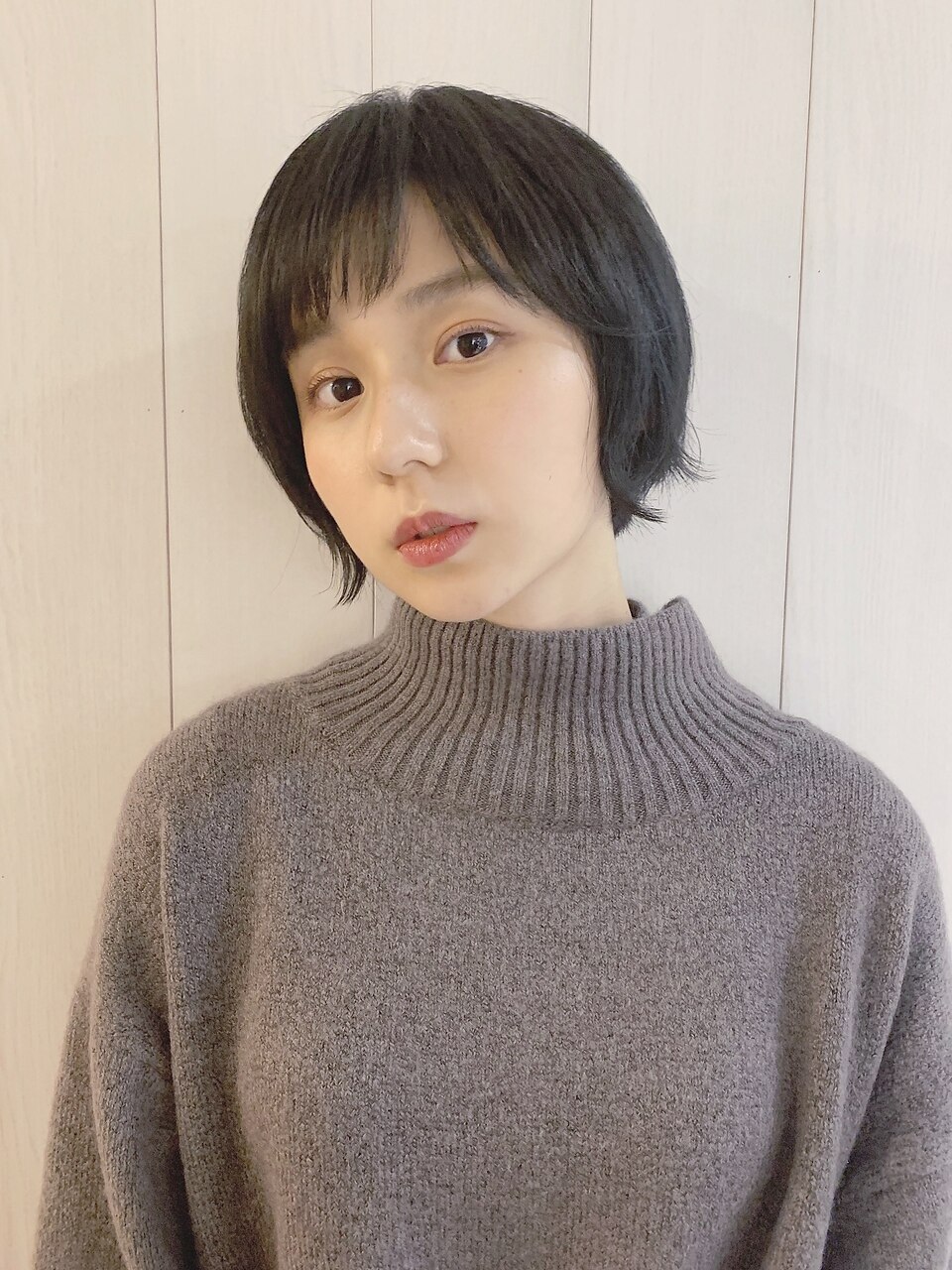 ナチュラルな透け感ブラックで小顔ショート★クールビューティー