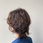 伸ばしかけの方に、ネオウルフのくせ毛風パーマ11300円。