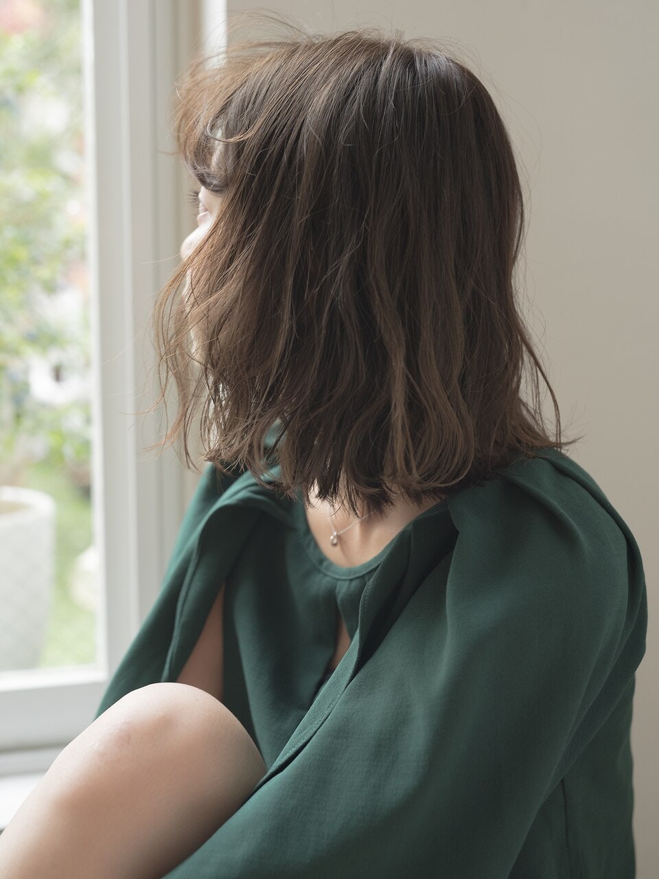 秋冬はカーキアッシュが気分。こなれ感抜群な深みカラースタイルをチェックのサムネイル画像