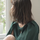 秋冬はカーキアッシュが気分。こなれ感抜群な深みカラースタイルをチェック