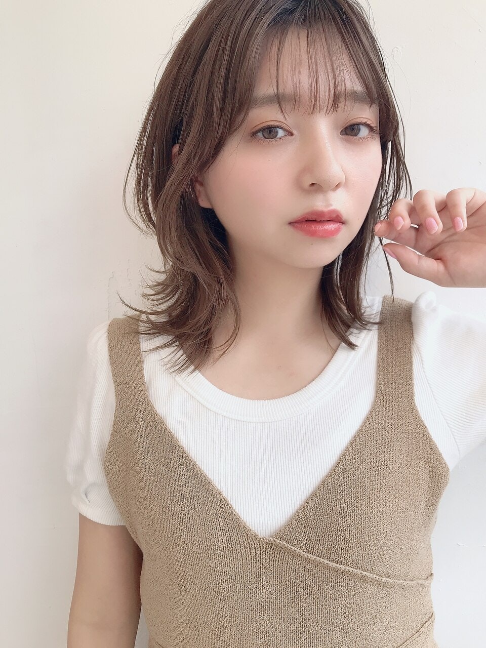 前髪あり派も前髪なし派も。ミディアムウルフのトレンドガイド2022年最新版のサムネイル画像