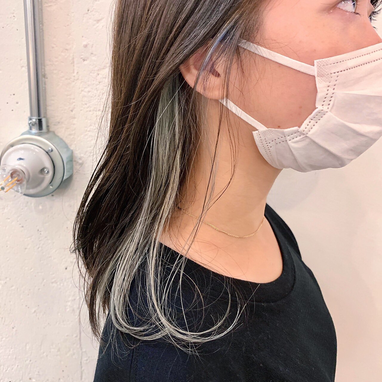 プラチナブロンドのイヤリングカラー