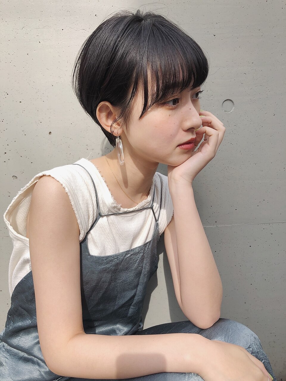 黒髪くびれショート