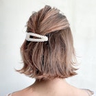 ピンアレンジ_耳かけウェーブパーマフォギーベージュ_97315