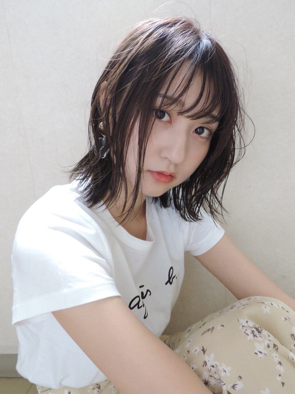 ウエットな束感、ガーリーな外ハネミディ