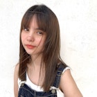 】透明感が大人かわいいストレートミディベージュカラー