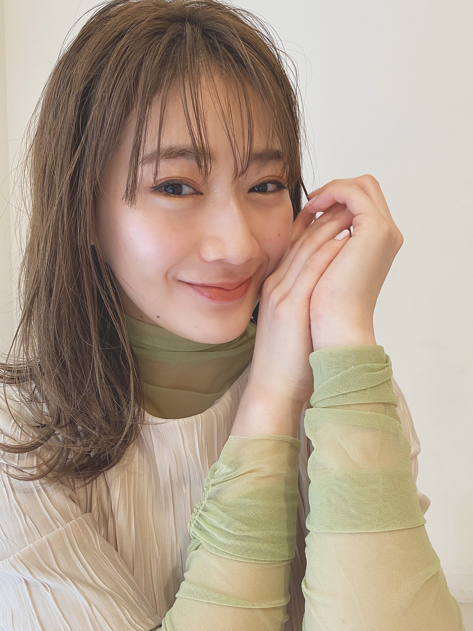 透け感かわいいミントベージュのセミディ